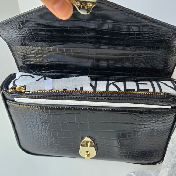 CALVIN KLEIN ๐ Statement Textured Crossbody Bag Faux Snack Skin Pattern - Picture 5 of 8